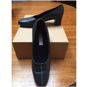 Munro American Meredith Navy pump Size 8M
